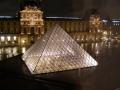 pyramida v Louvru z Louvru (druh patro) v ptek veer